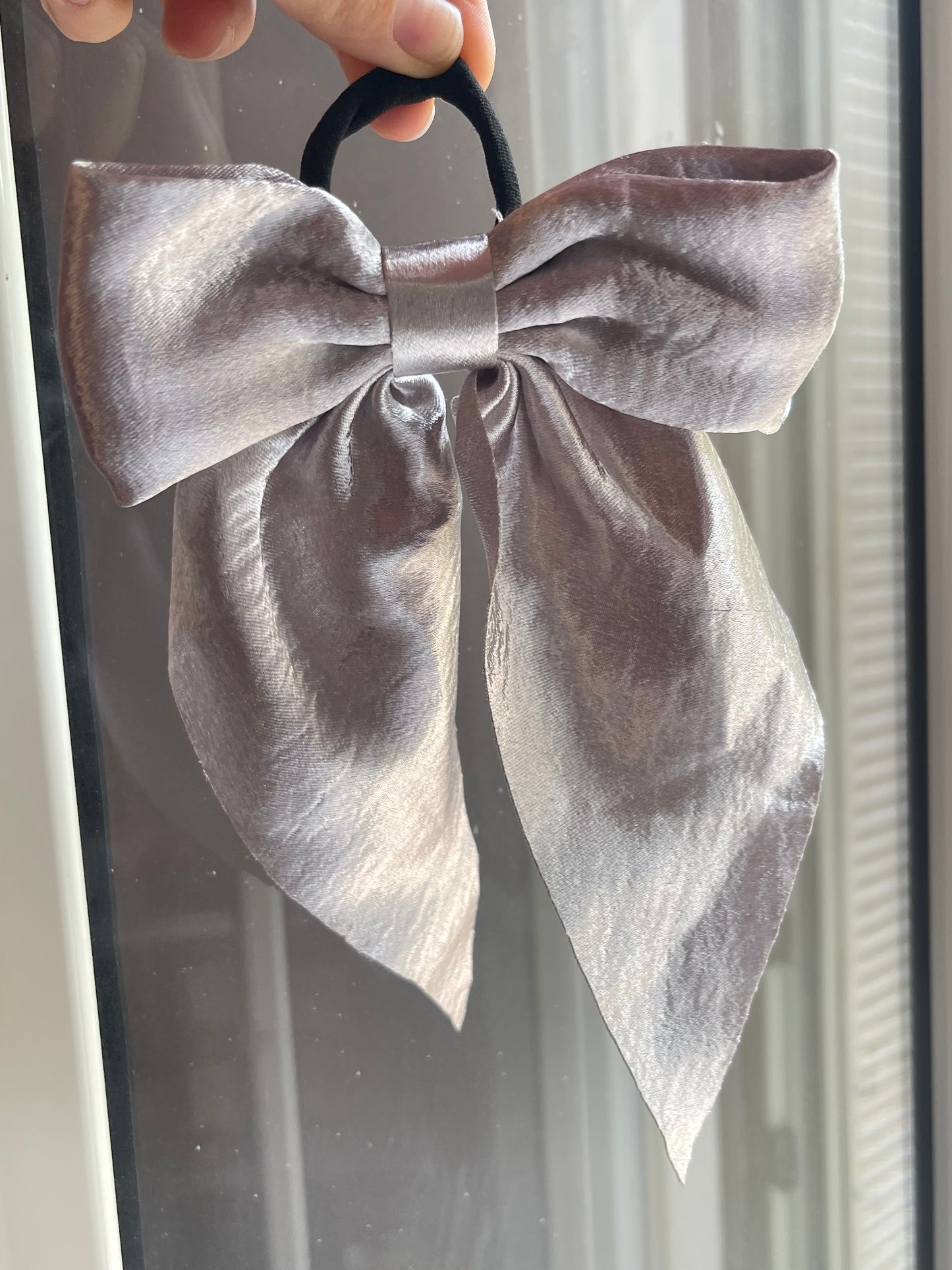 Sleek It-Girl Bow tie Hair Tie
