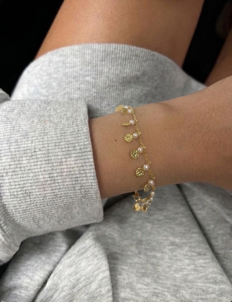 dainty pearl bracelet (gold plated)