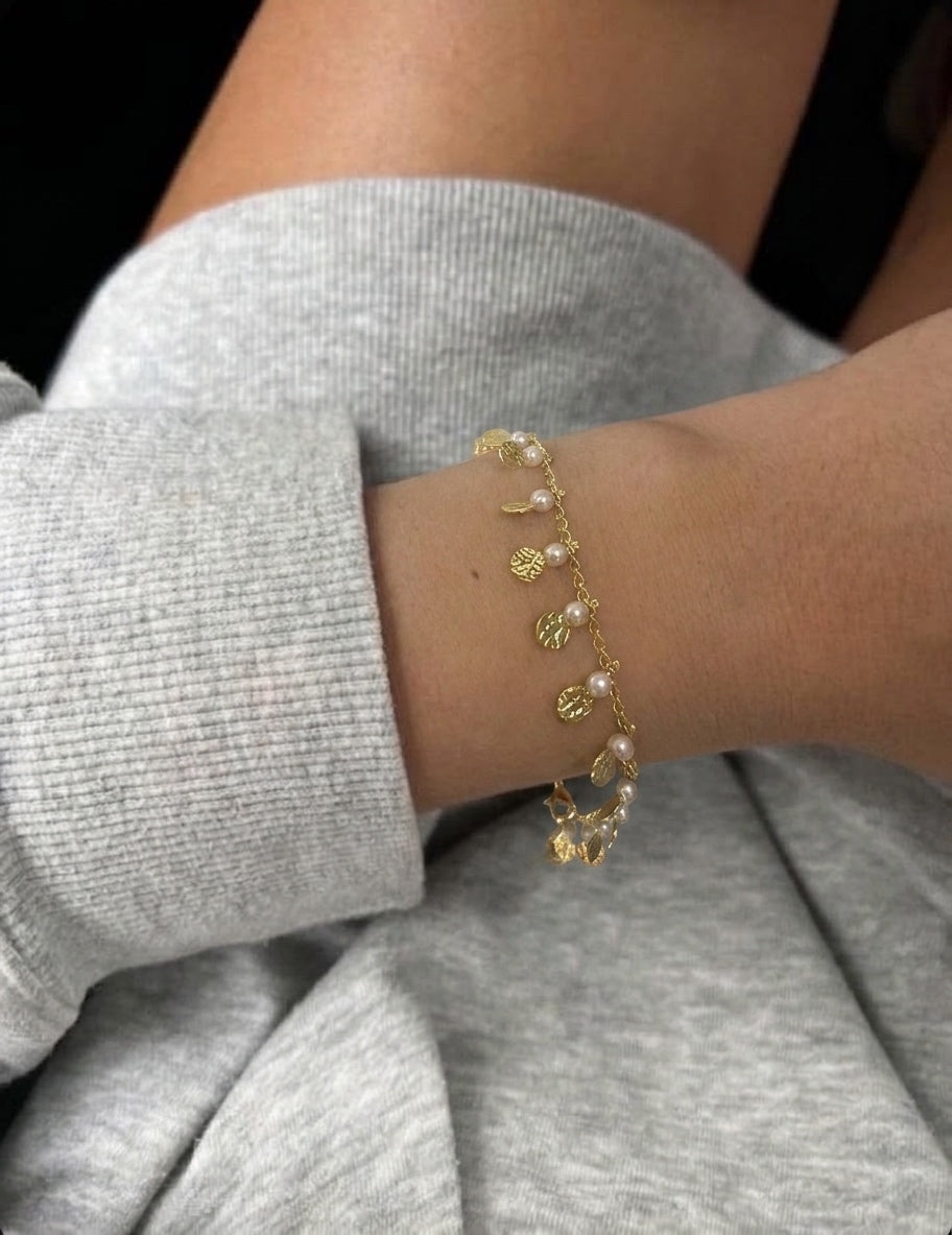 dainty pearl bracelet (gold plated)